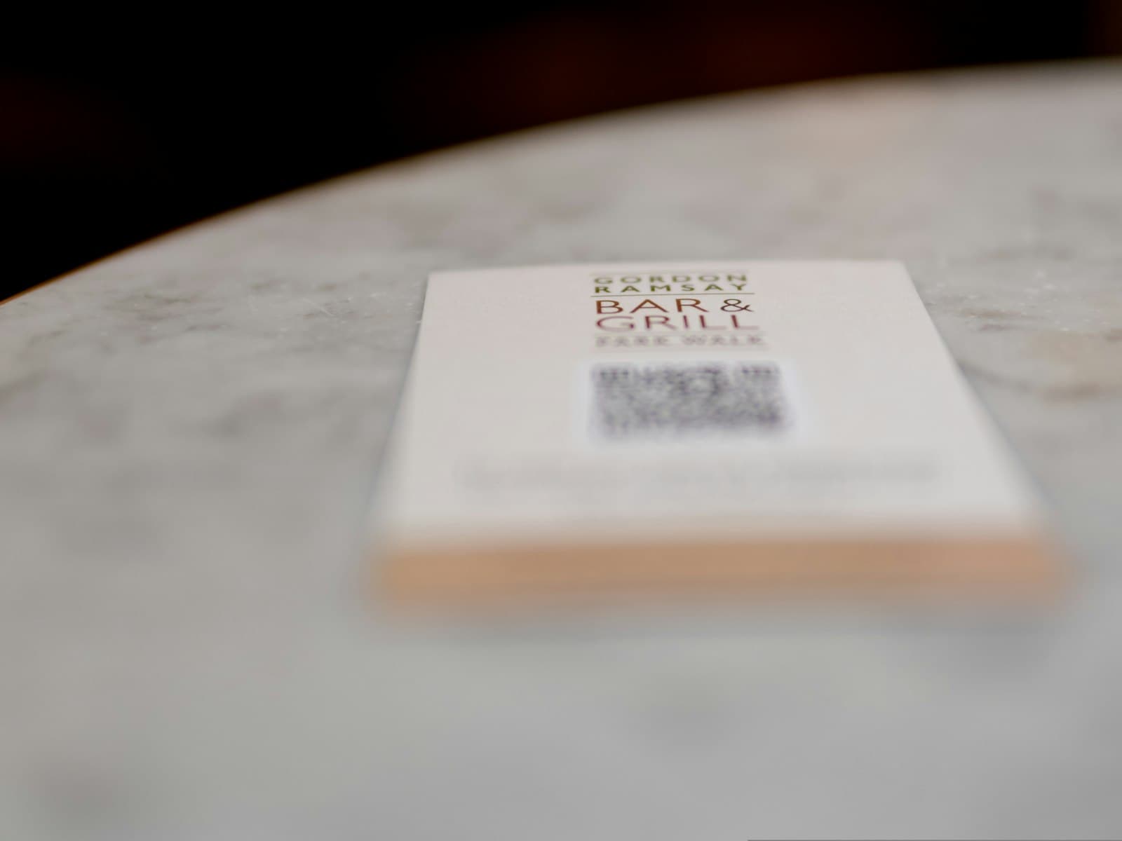 Um cartão de mesa com QR code, mostrando o tipo de ponto de acesso que o cliente usa para abrir um cardápio ao vivo